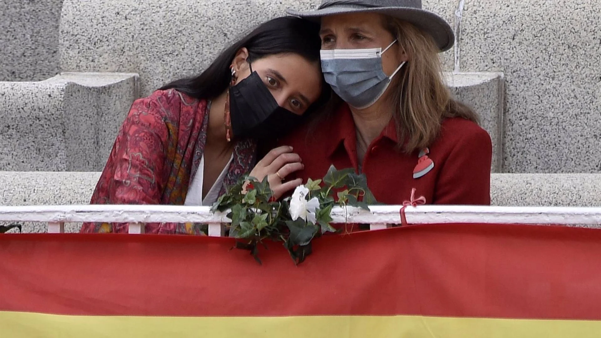 VIctoria Federica se apoya en su madre, la infanta Elena VIctoria Federica se apoya en su madre, la infanta Elena