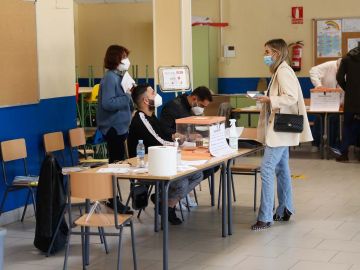 María Pombo votando.