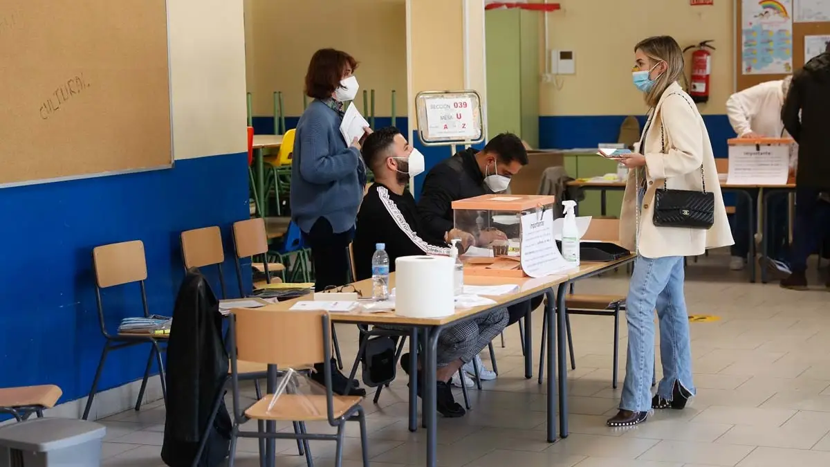 María Pombo votando. María Pombo votando.