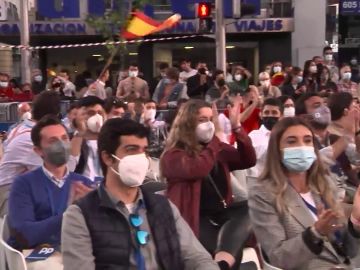 Ambiente festivo en la sede del PP por la posible victoria de Isabel Díaz Ayuso, la última celebración en Génova 