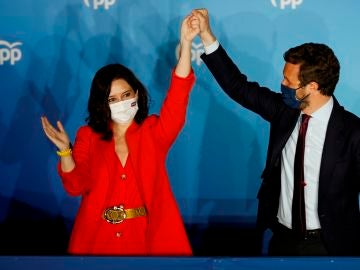 Isabel Díaz Ayuso y Pablo Casado celebran la victoria