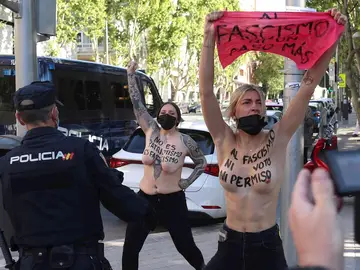 Unas activistas de FEMEN que protestaban delante del colegio San Agustín en Madrid, donde tiene previsto votar Rocío Monasterio, candidata de Vox a la presidencia de la Comunidad de Madrid, son interceptadas por agentes de policía este martes, día de las elecciones a la Comunidad de Madrid Unas activistas de FEMEN que protestaban delante del colegio San Agustín en Madrid, donde tiene previsto votar Rocío Monasterio, candidata de Vox a la presidencia de la Comunidad de Madrid, son interceptadas por agentes de policía este martes, día de las elecciones a la Comunidad de Madrid