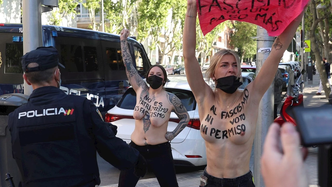 Unas activistas de FEMEN que protestaban delante del colegio San Agustín en Madrid, donde tiene previsto votar Rocío Monasterio, candidata de Vox a la presidencia de la Comunidad de Madrid, son interceptadas por agentes de policía este martes, día de las elecciones a la Comunidad de Madrid Unas activistas de FEMEN que protestaban delante del colegio San Agustín en Madrid, donde tiene previsto votar Rocío Monasterio, candidata de Vox a la presidencia de la Comunidad de Madrid, son interceptadas por agentes de policía este martes, día de las elecciones a la Comunidad de Madrid