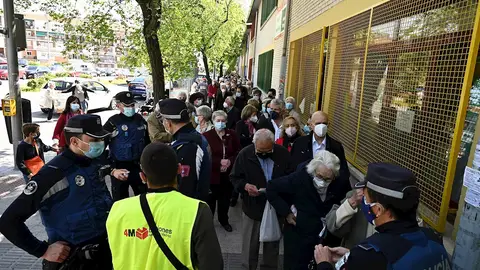 Votantes de las elecciones de Madrid esperan su turno para ejercer su derecho al voto en el Colegio Pinar del Rey en Madrid, este martes Votantes de las elecciones de Madrid esperan su turno para ejercer su derecho al voto en el Colegio Pinar del Rey en Madrid, este martes