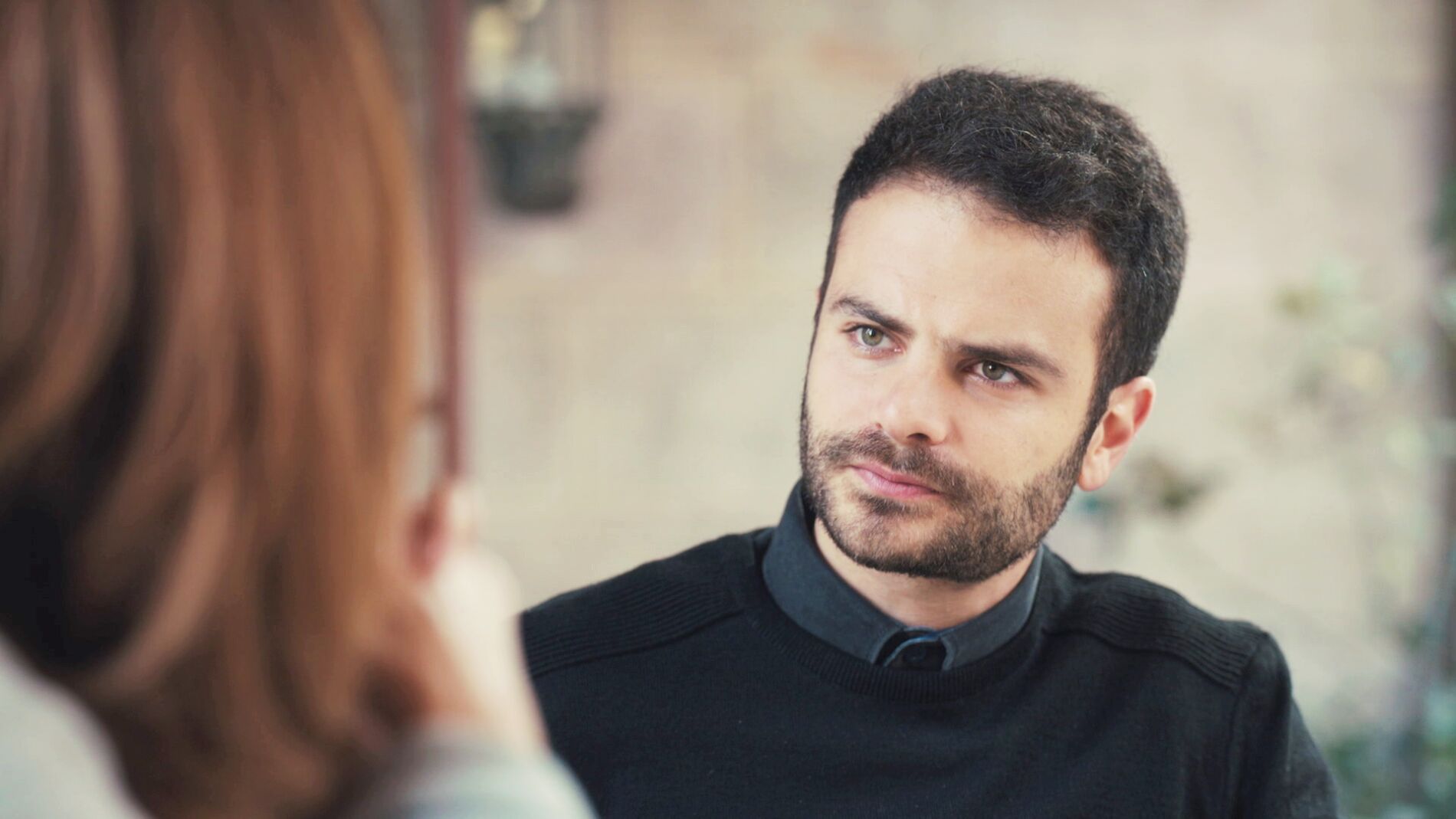 Ceyda, cada vez m&aacute;s intrigada por las vidas de Raif y Fazilet en 'Mujer'