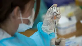 Una sanitaria prepara una vacuna contra el coronavirus Una sanitaria prepara una vacuna contra el coronavirus