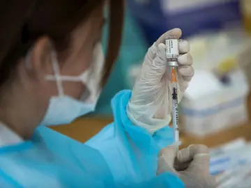 Una sanitaria prepara una vacuna contra el coronavirus Una sanitaria prepara una vacuna contra el coronavirus