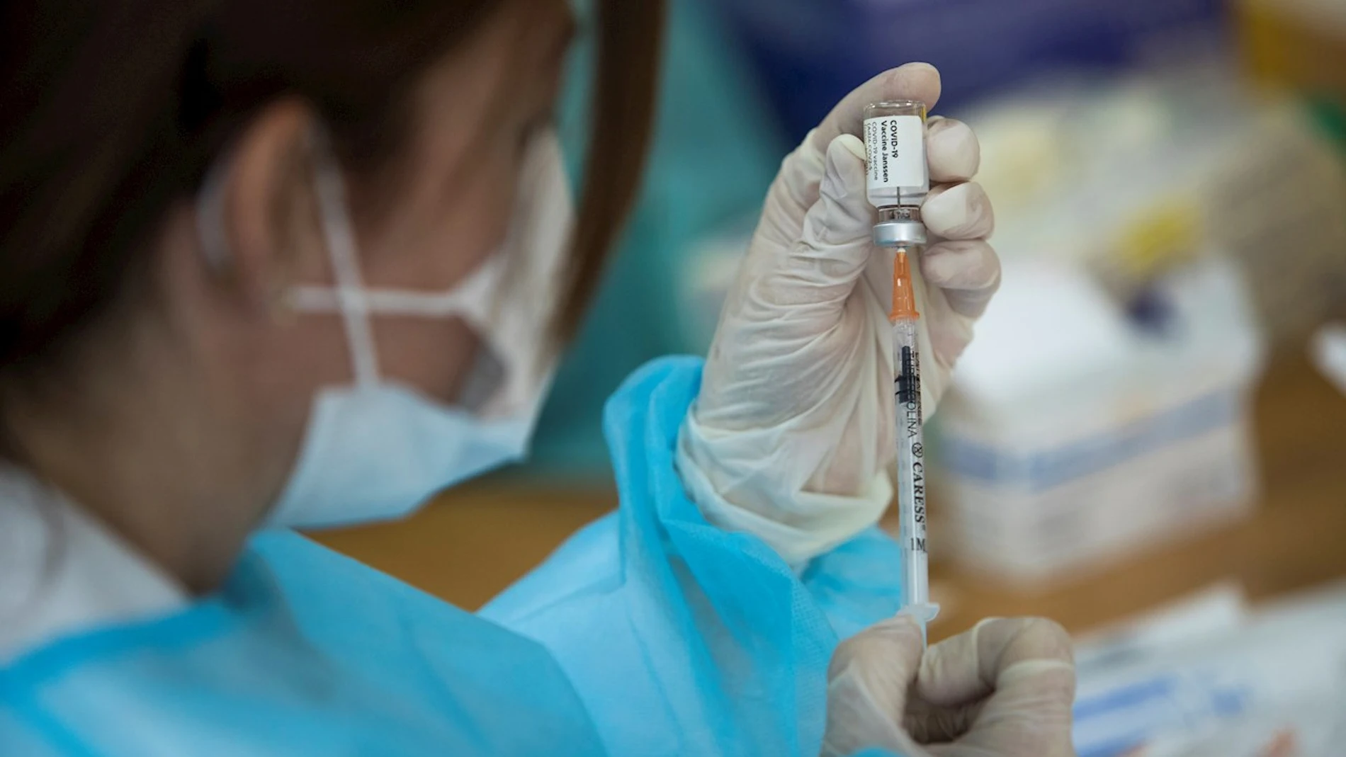 Una sanitaria prepara una vacuna contra el coronavirus