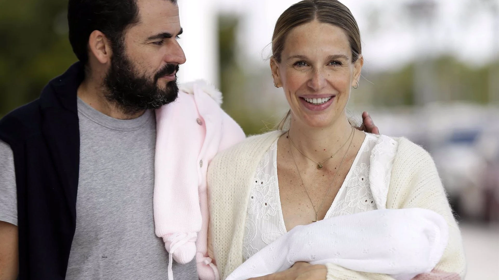 Emiliano Su&aacute;rez y Carola Baleztena junto a su hija