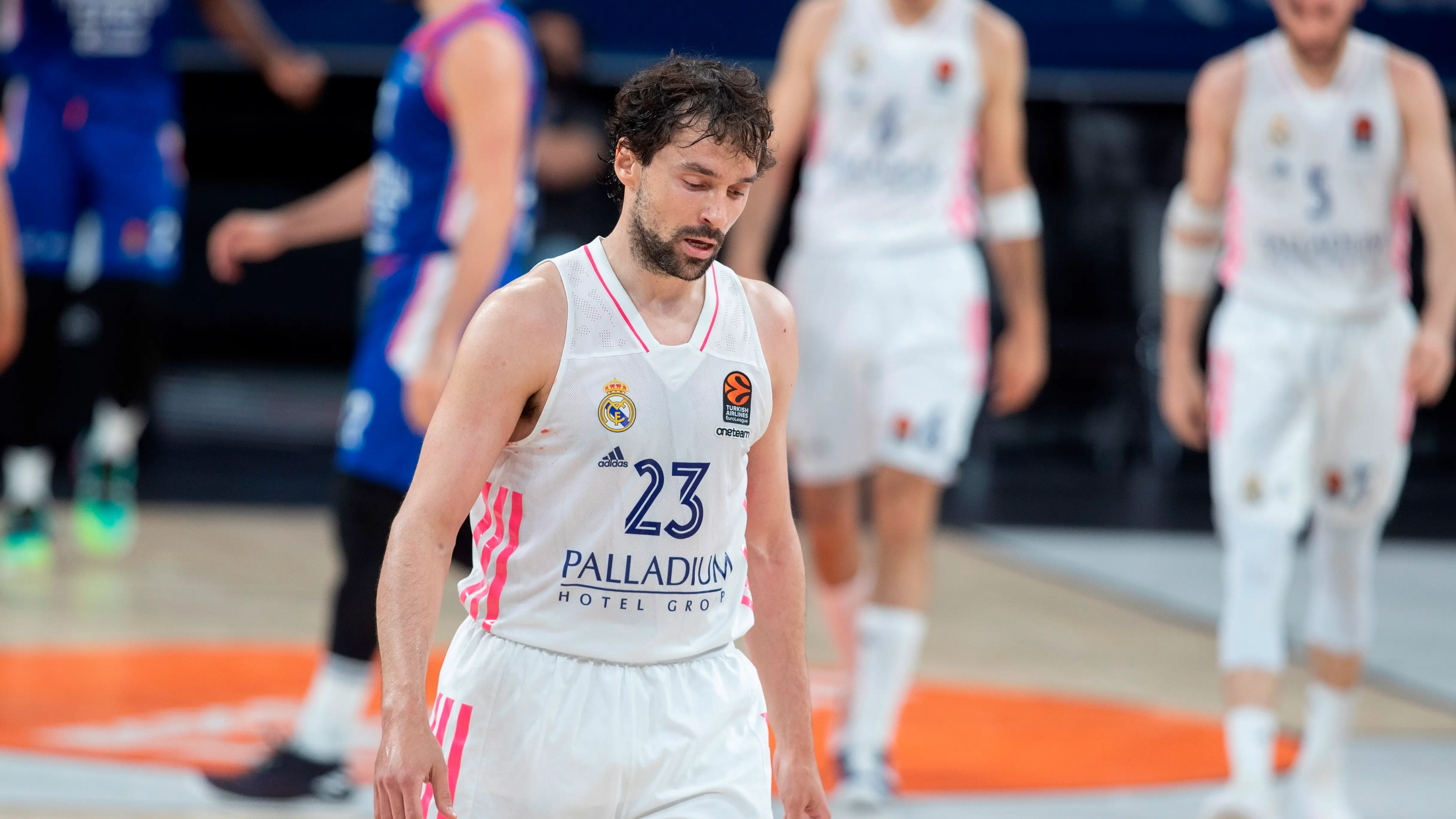 El Real Madrid, eliminado de la Euroliga tras caer en el quinto partido ante el Anadolu Efes El Real Madrid, eliminado de la Euroliga tras caer en el quinto partido ante el Anadolu Efes