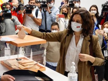 Isabel Díaz Ayuso votando en las elecciones en Madrid