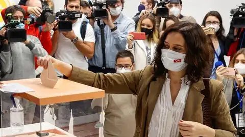 Isabel Díaz Ayuso votando en las elecciones en Madrid Isabel Díaz Ayuso votando en las elecciones en Madrid