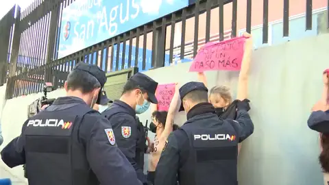 La policía desaloja a activistas de Femen del colegio electoral en el que va a votar Rocío Monasterio La policía desaloja a activistas de Femen del colegio electoral en el que va a votar Rocío Monasterio
