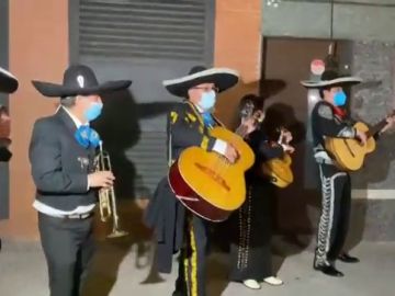 Un grupo de mariachis entona el 'Canta y no llores' en la sede de Unidas Podemos tras las elecciones de Madrid