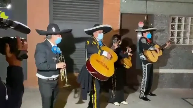 Un grupo de mariachis entona el 'Canta y no llores' en la sede de Unidas Podemos tras las elecciones de Madrid Un grupo de mariachis entona el 'Canta y no llores' en la sede de Unidas Podemos tras las elecciones de Madrid