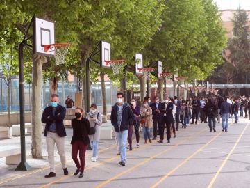 Colas para votar en el Colegio San Agustín, Madrid