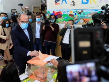 Ángel Gabilondo vota en las elecciones en Madrid 2021