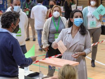 La candidata de Vox a la Presidencia regional, Rocío Monasterio, vota en el Colegio San Agustín de Madrid en las elecciones autonómicas que este martes vive la Comunidad.