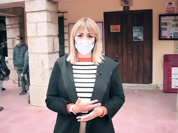 Así se viven las elecciones en el pueblo más alejado de Madrid. Así se viven las elecciones en el pueblo más alejado de Madrid.
