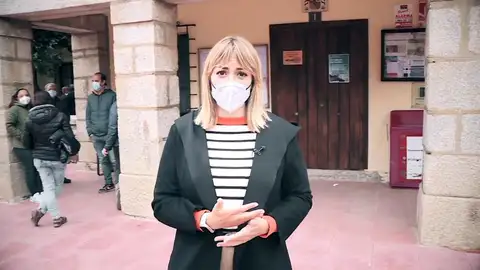 Así se viven las elecciones en el pueblo más alejado de Madrid. Así se viven las elecciones en el pueblo más alejado de Madrid.