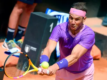 Rafa Nadal trata de devolver una bola ante Denis Shapovalov Rafa Nadal trata de devolver una bola ante Denis Shapovalov