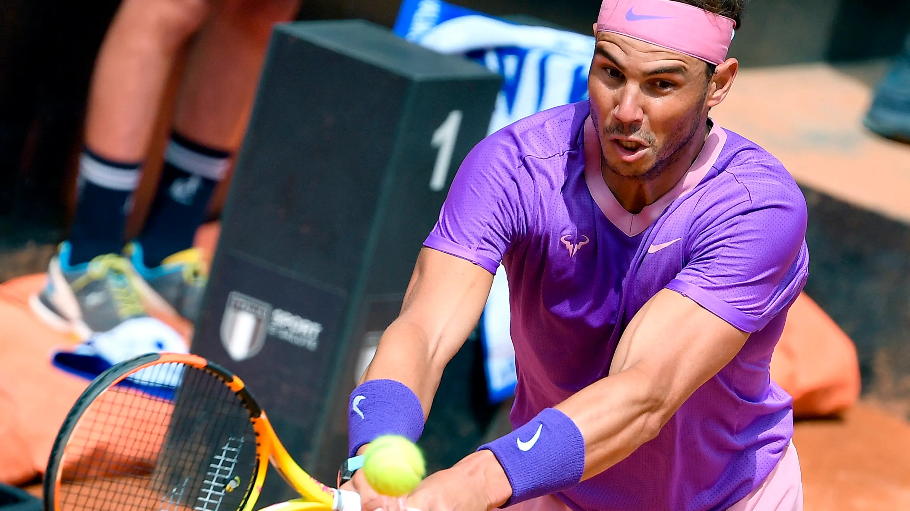 Rafa Nadal trata de devolver una bola ante Denis Shapovalov Rafa Nadal trata de devolver una bola ante Denis Shapovalov