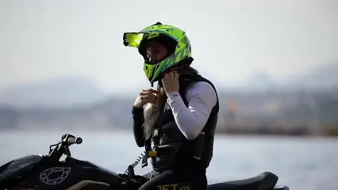 Cristina Lazarraga, la piloto que gana a hombres en moto de agua: "Pica que gane una chica" Cristina Lazarraga, la piloto que gana a hombres en moto de agua: "Pica que gane una chica"
