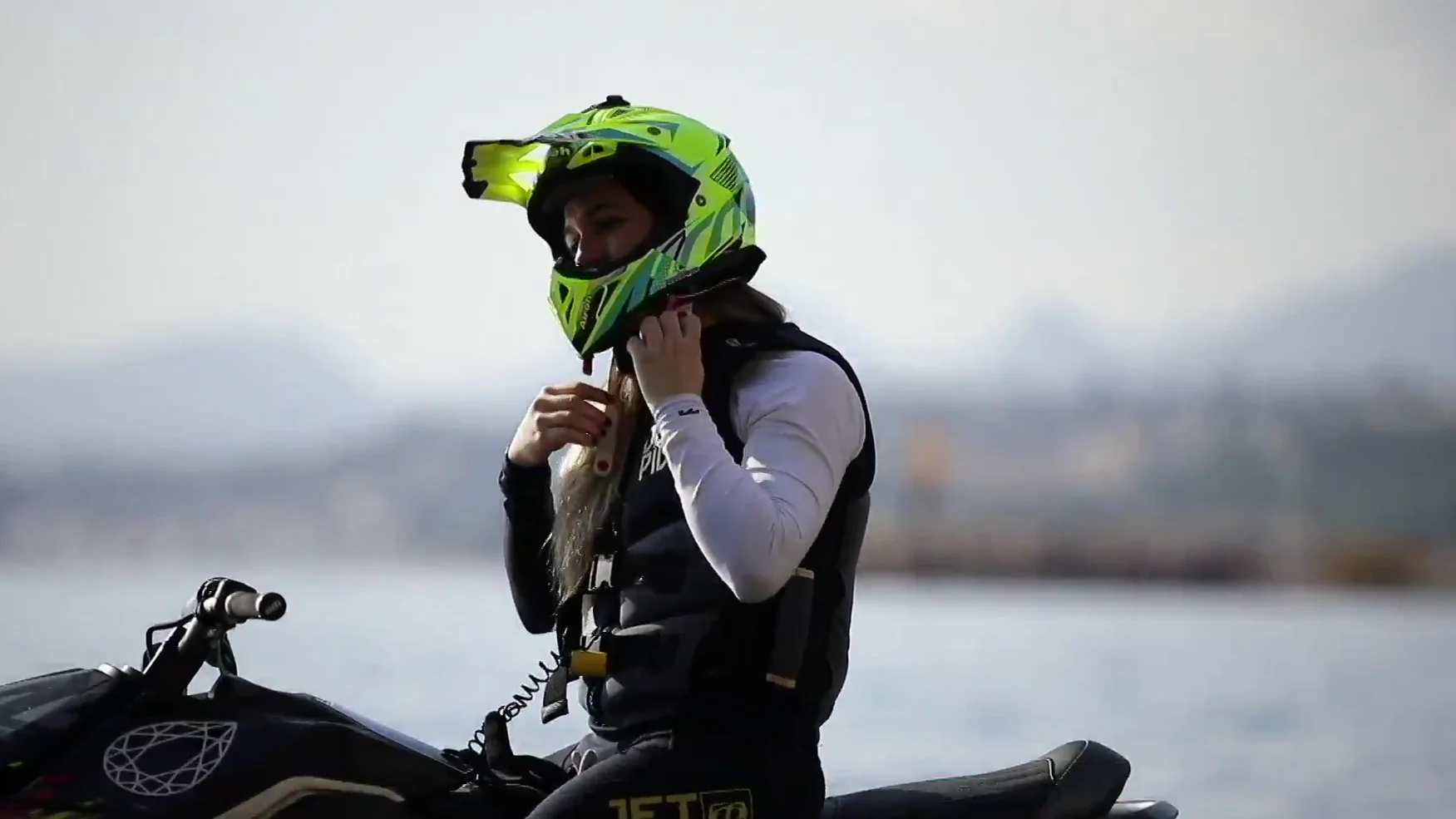 Cristina Lazarraga, la piloto que gana a hombres en moto de agua: "Pica que gane una chica" Cristina Lazarraga, la piloto que gana a hombres en moto de agua: "Pica que gane una chica"