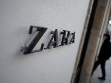 Una mujer entra en una tienda de Zara en A Coruña