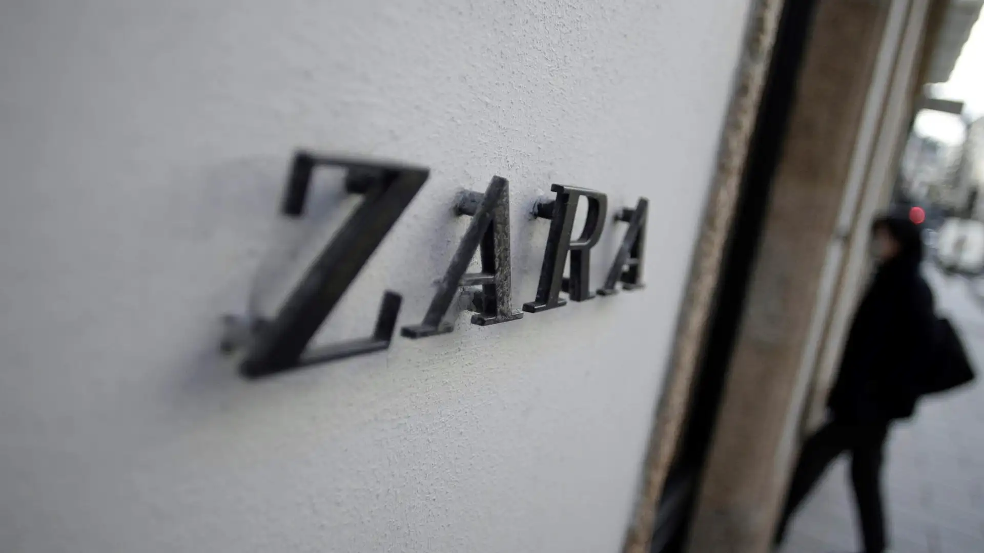 Una mujer entra en una tienda de Zara en A Coruña Una mujer entra en una tienda de Zara en A Coruña
