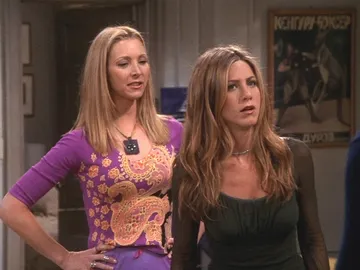 Lisa Kudrow y Jennifer Aniston como Phoebe y Rachel en 'Friends' Lisa Kudrow y Jennifer Aniston como Phoebe y Rachel en 'Friends'
