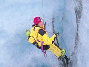  'Karmenka' se mete en los glaciares para estudiar el cambio climático: "Bajo hasta 200 metros en vertical"