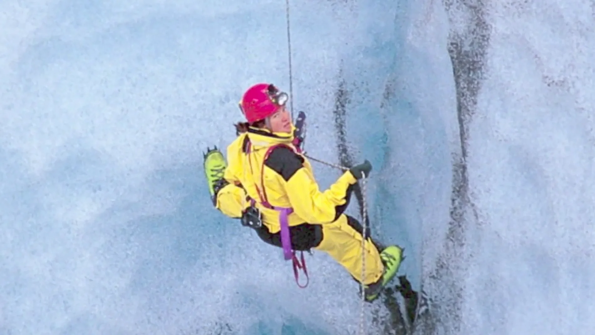  'Karmenka' se mete en los glaciares para estudiar el cambio climático: "Bajo hasta 200 metros en vertical"