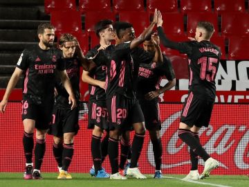 El Real Madrid golea al Granada en Los Cármenes y sigue presionando al Atlético por la Liga