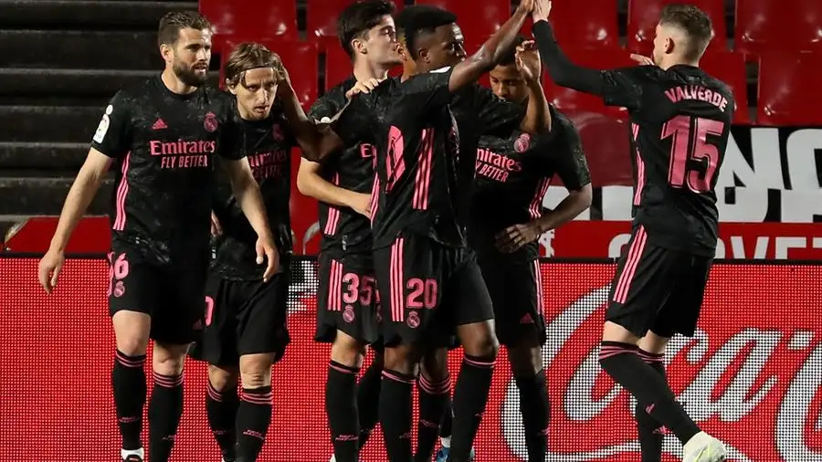 El Real Madrid golea al Granada en Los C&aacute;rmenes y sigue presionando al Atl&eacute;tico por la Liga