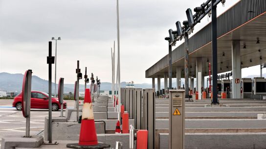 &Aacute;rea de peaje de la autopista AP-7 en Sagunto (Valencia)