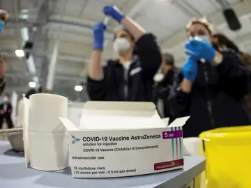 Personal sanitario prepara vacunas de AstraZeneca en el hospital Enfermera Isabel Zendal en Madrid Personal sanitario prepara vacunas de AstraZeneca en el hospital Enfermera Isabel Zendal en Madrid