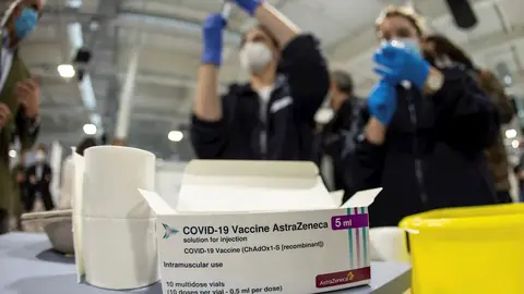 Personal sanitario prepara vacunas de AstraZeneca en el hospital Enfermera Isabel Zendal en Madrid Personal sanitario prepara vacunas de AstraZeneca en el hospital Enfermera Isabel Zendal en Madrid