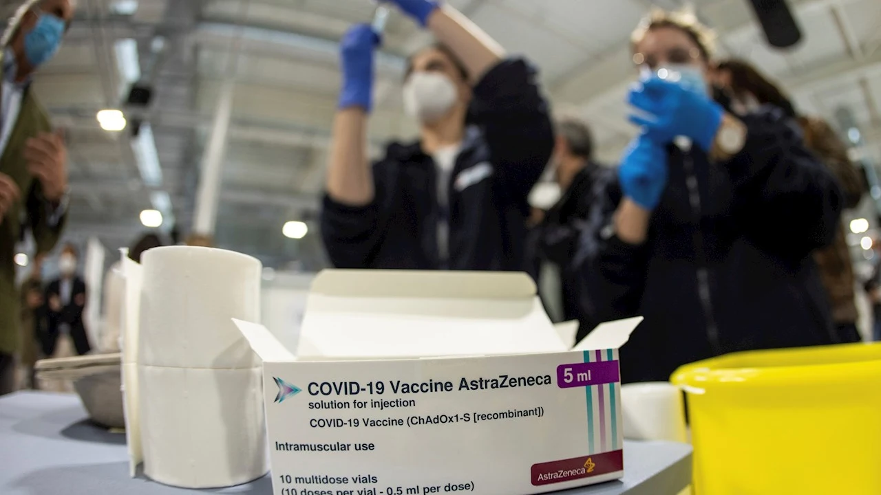 Personal sanitario prepara vacunas de AstraZeneca en el hospital Enfermera Isabel Zendal en Madrid Personal sanitario prepara vacunas de AstraZeneca en el hospital Enfermera Isabel Zendal en Madrid