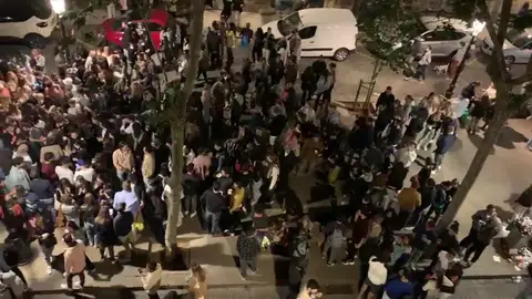 Nuevo botellón sin cumplir las medidas sanitarias en el barrio del Born en Barcelona Nuevo botellón sin cumplir las medidas sanitarias en el barrio del Born en Barcelona