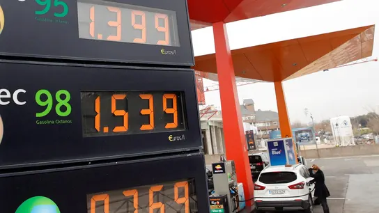 Un gasolinera marca los precios de los carburantes Un gasolinera marca los precios de los carburantes