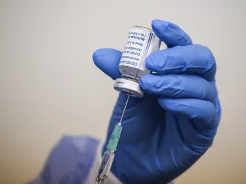 Un sanitario prepara una dosis de la vacuna contra el COVID-19 Un sanitario prepara una dosis de la vacuna contra el COVID-19