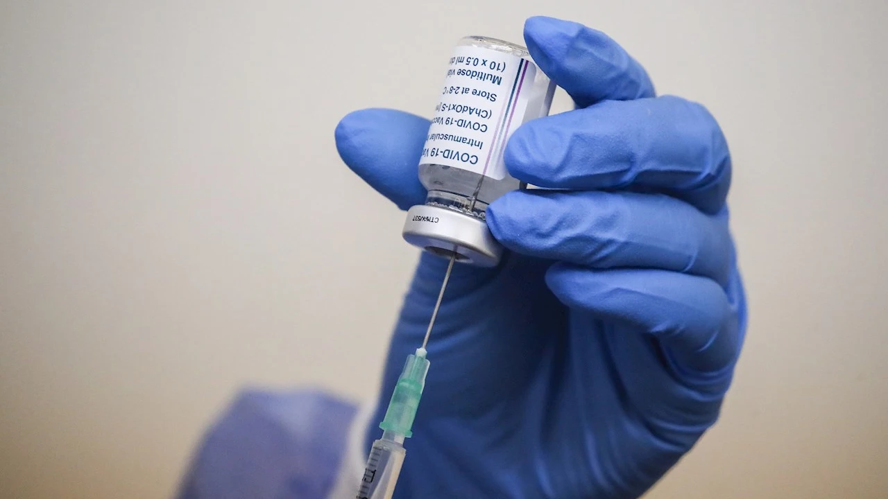 Un sanitario prepara una dosis de la vacuna contra el COVID-19 Un sanitario prepara una dosis de la vacuna contra el COVID-19