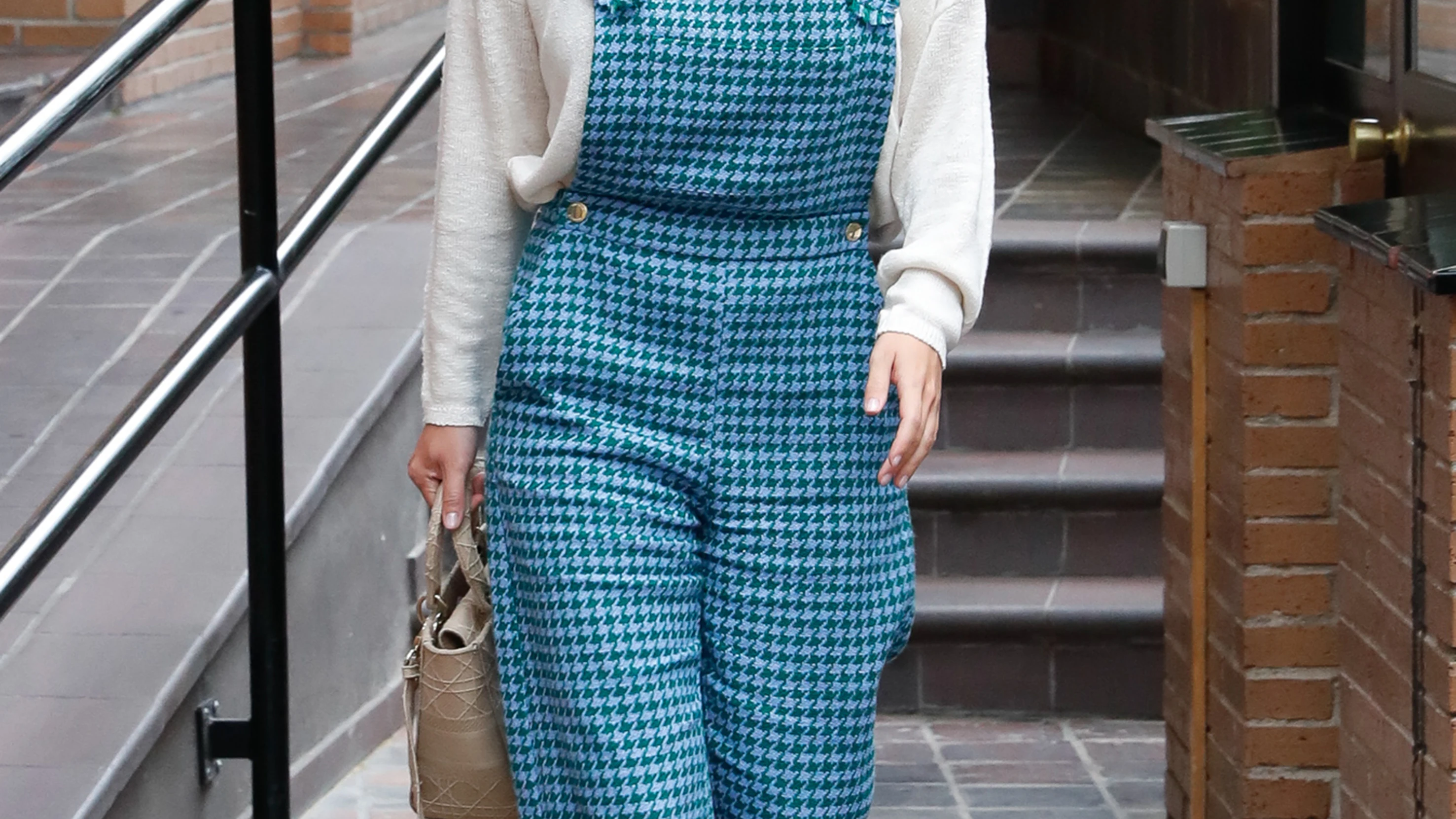 El cómodo y estiloso look de una embarazada Laura Matamoros Tras confirmar su embarazo