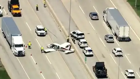 Aterrizaje de avioneta en autopista de Chicago Aterrizaje de avioneta en autopista de Chicago