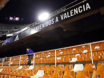  Mestalla ya se prepara para recibir a 5.000 aficionados en la vuelta del público a varios estadios de la Liga