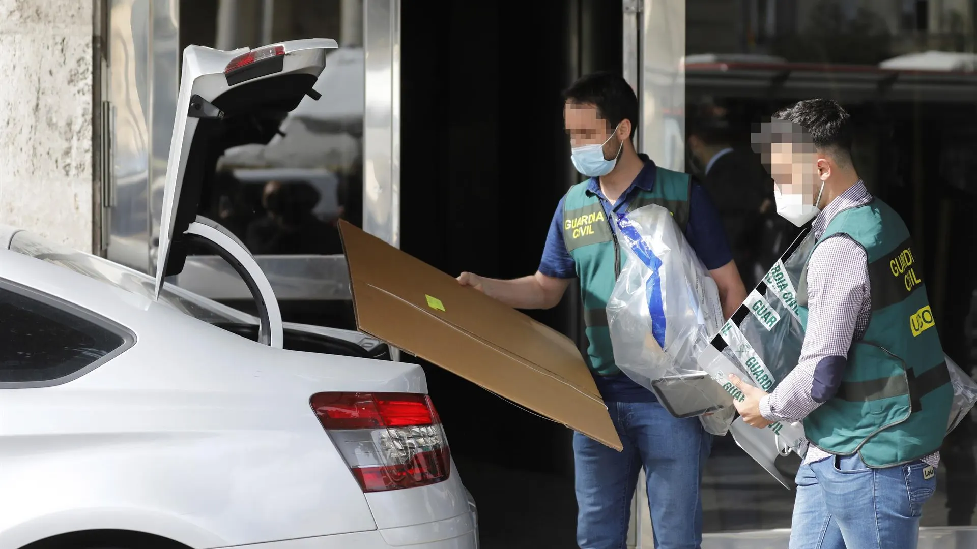 Miembros de la UCO se llevan material de la vivienda del exvicealcalde de Valencia, Alfonso Grau Miembros de la UCO se llevan material de la vivienda del exvicealcalde de Valencia, Alfonso Grau