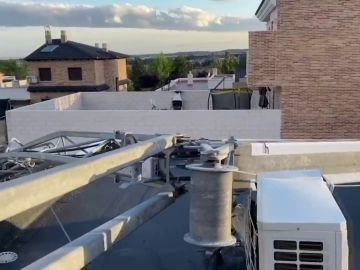  Una grúa de 12 metros cae por efecto del viento sobre un chalet en Daganzo de Arriba
