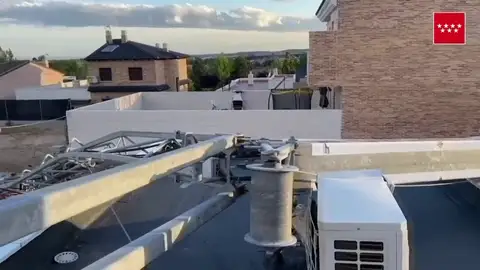 Una grúa de 12 metros cae por efecto del viento sobre un chalet en Daganzo de Arriba Una grúa de 12 metros cae por efecto del viento sobre un chalet en Daganzo de Arriba