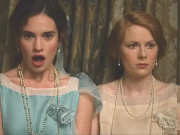 Lily James y Emily Beecham en 'The Pursuit of Love' Lily James y Emily Beecham en 'The Pursuit of Love'